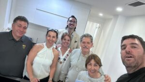 Santiago, Helena y Nicolás junto al equipo de Proyecto Valencia en la entrega de su piso en La Petxina