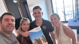Matías y Karen junto al equipo de Proyecto Valencia durante la entrega de su piso