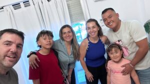 Orlando y Karem con sus hijos junto al equipo de Proyecto Valencia