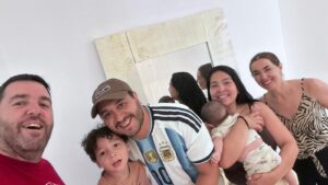 Diana y Keneth con sus hijos junto al equipo de Proyecto Valencia