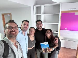 Roberto y Endrina junto al equipo de Proyecto Valencia