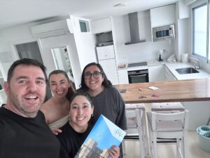 Ignacia y Fernanda junto al equipo de Proyecto Valencia