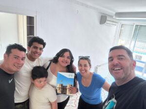 Génesis, Elio y sus hijos junto al equipo de Proyecto Valencia