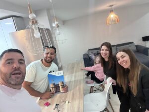 Emily y Cala junto al equipo de Proyecto Valencia