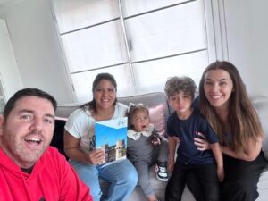 Noelia y sus hijos junto al equipo de Proyecto Valencia