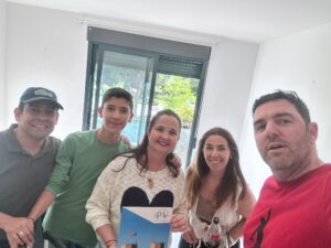 Mileydy y Arnaldo junto al equipo de Proyecto Valencia