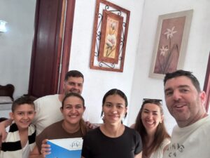 Lizzete y Álvaro junto al equipo de Proyecto Valencia