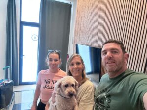 Luciana y su mascota junto al equipo de Proyecto Valencia