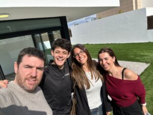Nacho y su novia junto al equipo de Proyecto Valencia