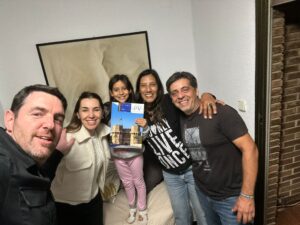 Vicent e Inés y su hija junto al equipo de Proyecto Valencia