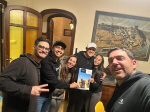 Alejandro y Jhonatan junto al equipo de Proyecto Valencia
