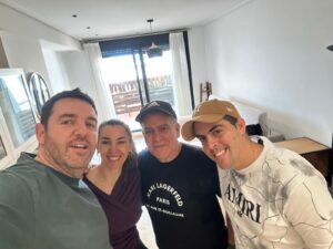 Emanuel y su padre junto al equipo de Proyecto Valencia