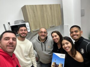 Sara Sofía y su pareja junto al equipo de Proyecto Valencia