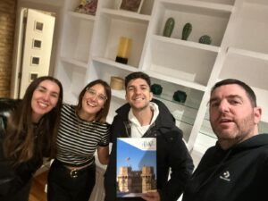 Agustín y Brunella junto al equipo de Proyecto Valencia