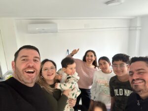 Luis, Vanesa y sus cuatro hijos junto al equipo de Proyecto Valencia
