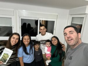 Evelyn y Jorge junto al equipo de Proyecto Valencia
